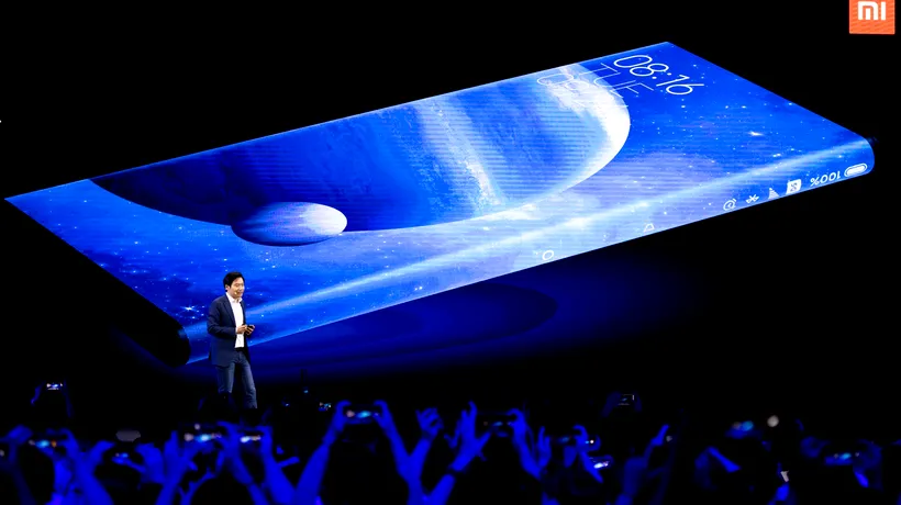 Xiaomi i-a luat-o înainte lui Apple și a scos primul telefon format dintr-un display, de jur împrejur