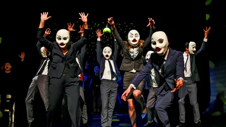 „Țărușii-s puși, e scena gata