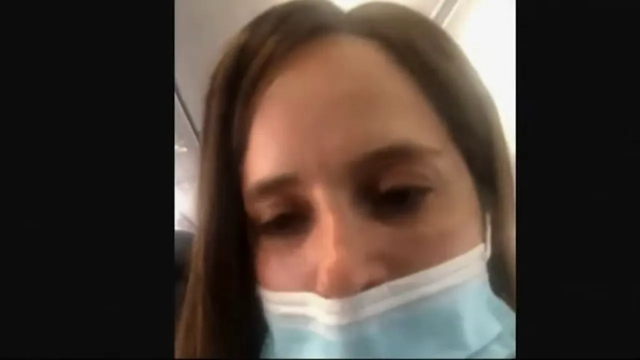 Scandal-monstru în avion! O mamă a fost dată afară cu tot cu copii, după ce fetița ei de doi ani nu a vrut să poarte mască (VIDEO)