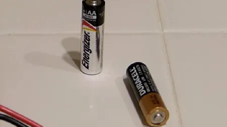Cum poți verifica dacă o baterie MAI POATE FI FOLOSITĂ, înainte să o arunci la gunoi. Nu ai nevoie de instrumente de măsurare