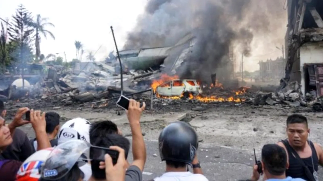 Avion militar prăbușit în Indonezia. Toate cele 113 persoane aflate la bord au murit