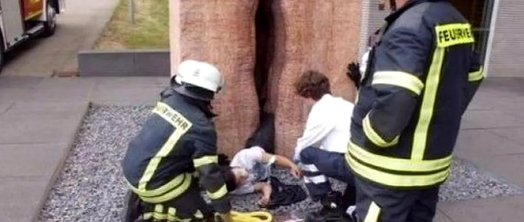 Doi bărbați au rămas blocați într-o sculpură în formă de vagin. FOTO
