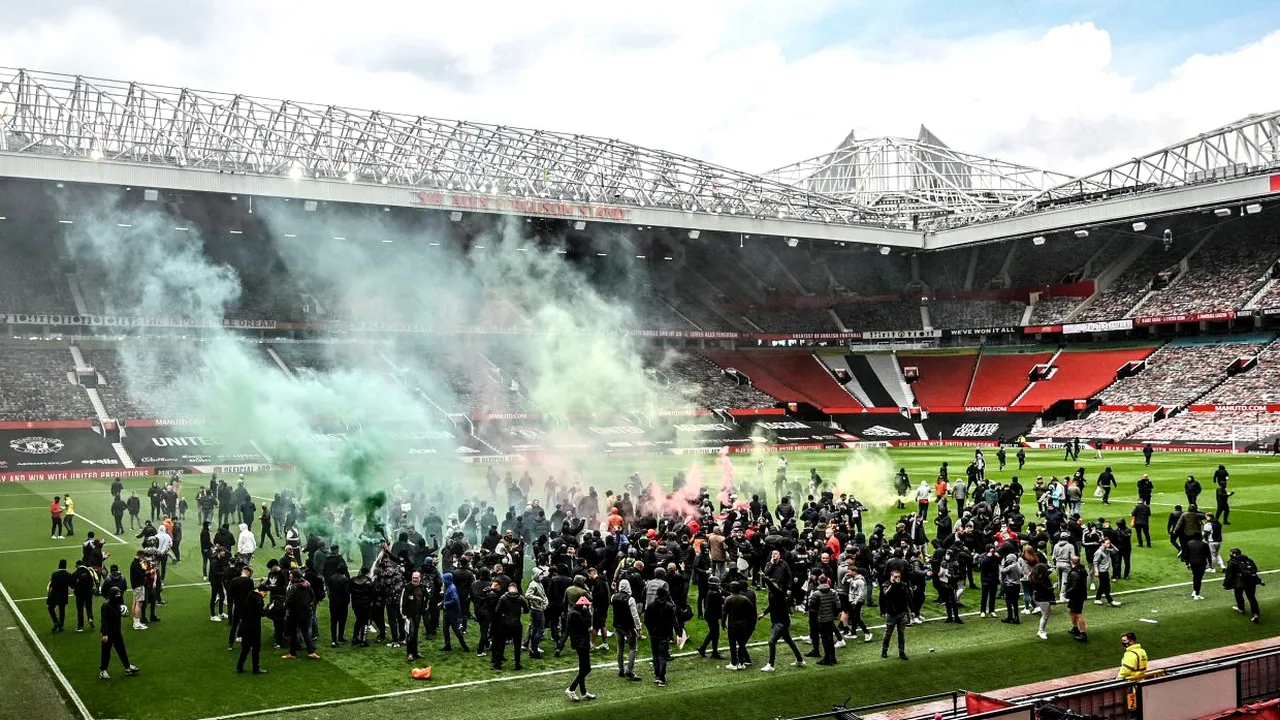 Protest faţă de patronul Manchester United. Sute de fani au invadat Old Trafford. Meciul cu Liverpool a fost amânat