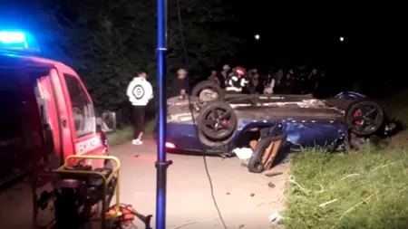 Un cetățean străin, fără permis, s-a răsturnat cu mașina pe o stradă din MEDIAȘ. Șoferul și o tânără au ajuns la spital