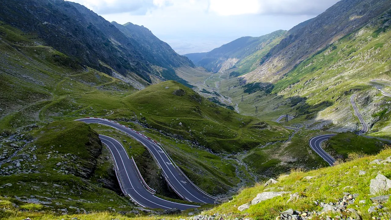 La un pas de moarte pe Transfăgărășan. Un motociclist a căzut într-o curbă, după ce s-a speriat de un urs