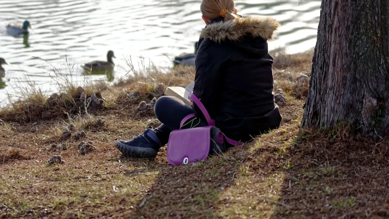 O femeie din Bacău și-a uitat geanta cu 7.500 euro pe o bancă. După câteva ore a primit un telefon și a izbucnit în lacrimi. Nimeni nu se aștepta la asta!