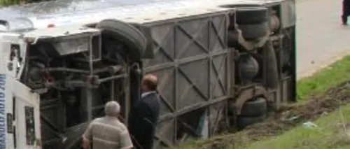 Un autocar cu 23 de persoane la bord răsturnat pe DN 7, în Hunedoara, două persoane sunt rănite ușor