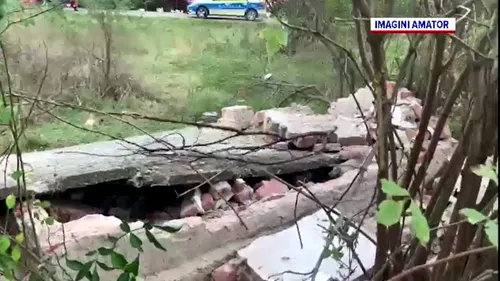O placă de beton a căzut peste un copil de 9 ani, în județul Dâmbovița. Care e starea băieţelului
