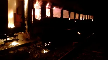 GALERIE FOTO și VIDEO. Tren în flăcări în județul Brașov