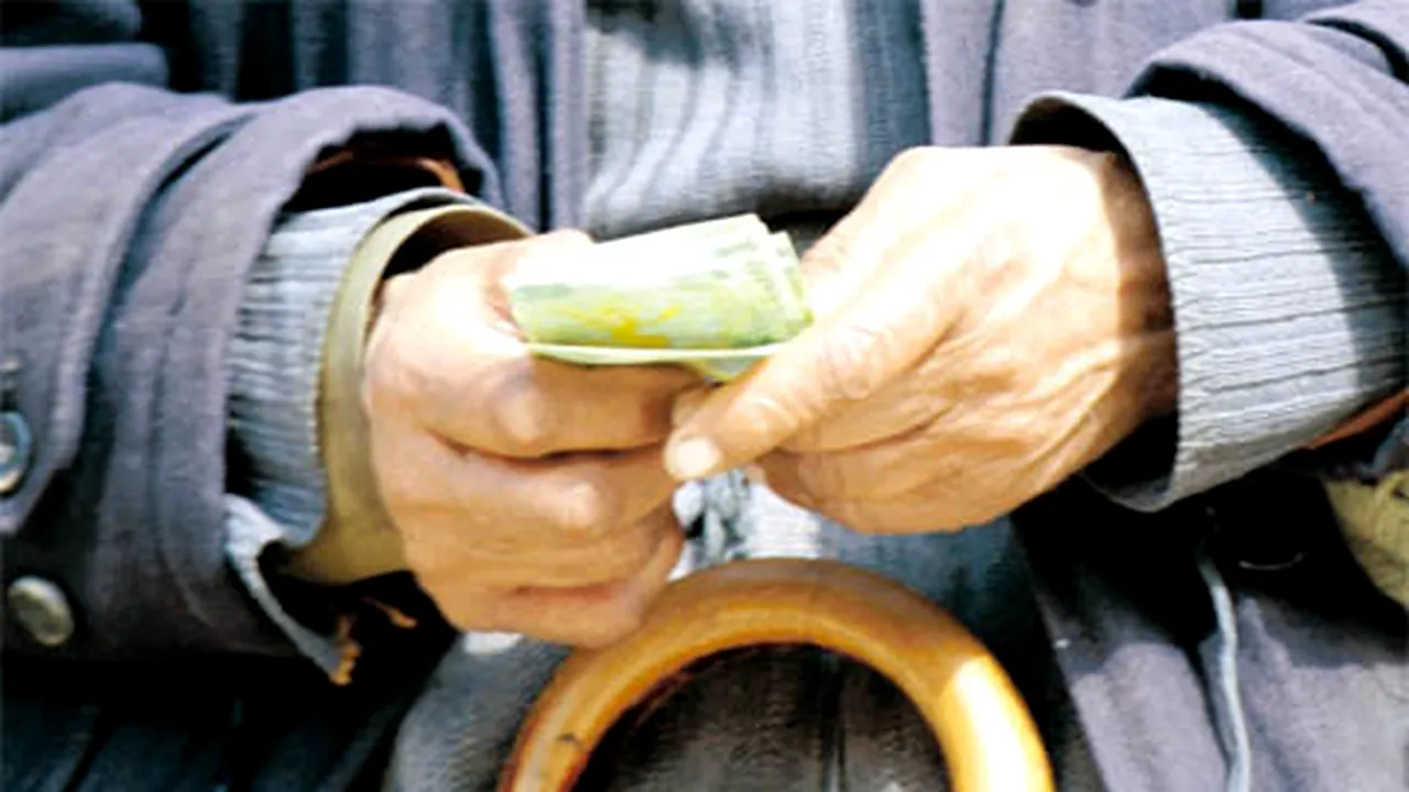 Câte mii de ani ar trebui să trăiască un bărbat din Arad pentru a-și plăti datoria calculată de Casa județeană de pensii