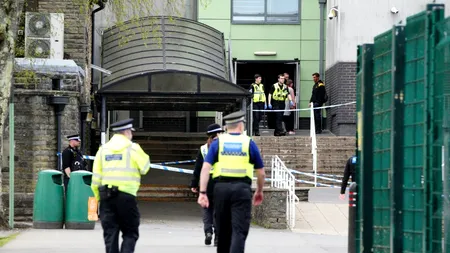 Adolescentă de 13 ani, arestată pentru 3 tentative de OMOR, după ce a înjunghiat două profesoare și o elevă într-o școală britanică