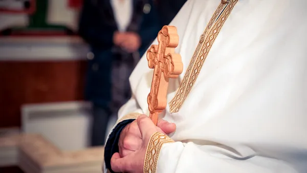 Preot destituit de Episcopia Hușilor, din rândul clerului, după ce ar fi lăsat însărcinată o enoriașă căsătorită. Ce interdicție a primit