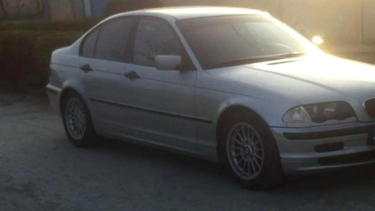 Și-a luat BMW vechi, dar nu are și bani de benzină. Ce a făcut un tânăr șofer în Arad