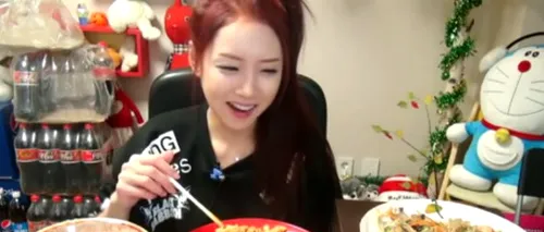 Fenomen ciudat în Coreea de Sud. Un adolescent câștigă 1.500 de dolari pe noapte mâncând în fața unei camere web