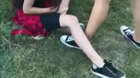 Cazul fetei de 13 ani, bătută și umilită de alte minore | Una dintre agresoare a fost dusă în arest