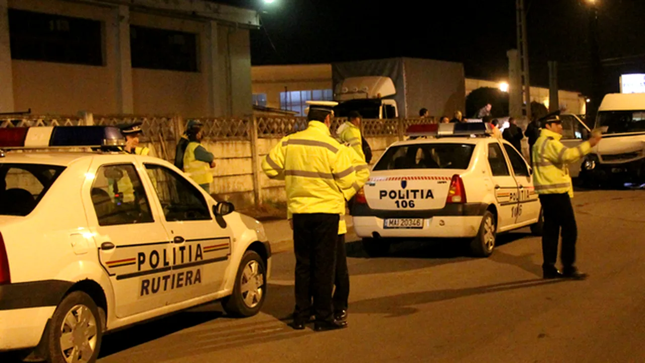 Cinci persoane au ajuns la spital după ce un microbuz cu opt turiști a acroșat un autoturism