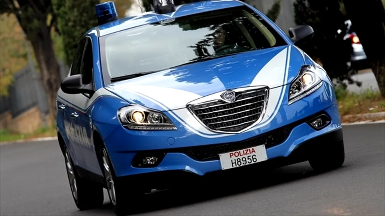 Doi români au furat o dubiță, în Italia, cu tot cu polițistul sub acoperire care se afla în ea