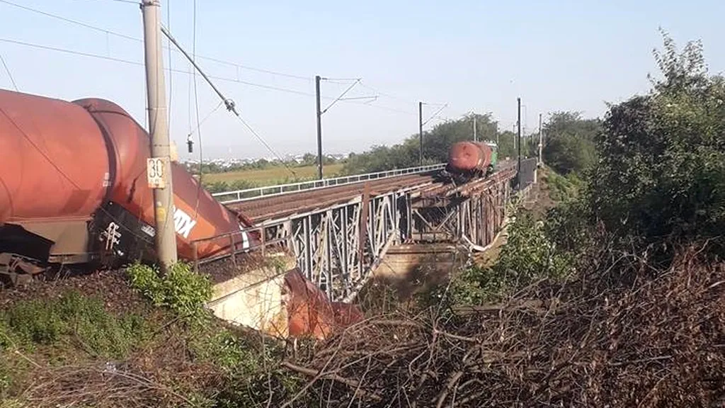 Un tren cu biodiesel A DERAIAT pe un viaduct care S-A RUPT. Pericol de POLUARE a râului Jiu