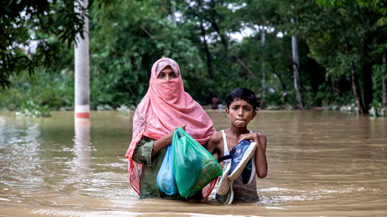 39 de morți și milioane de persoane afectate de inundațiile catastrofale din India și Bangladesh