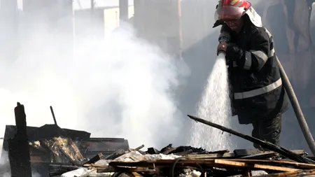 Incendiu lângă podul Grant din Capitală, trei vagoane dezafectate au fost cuprinse de flăcări