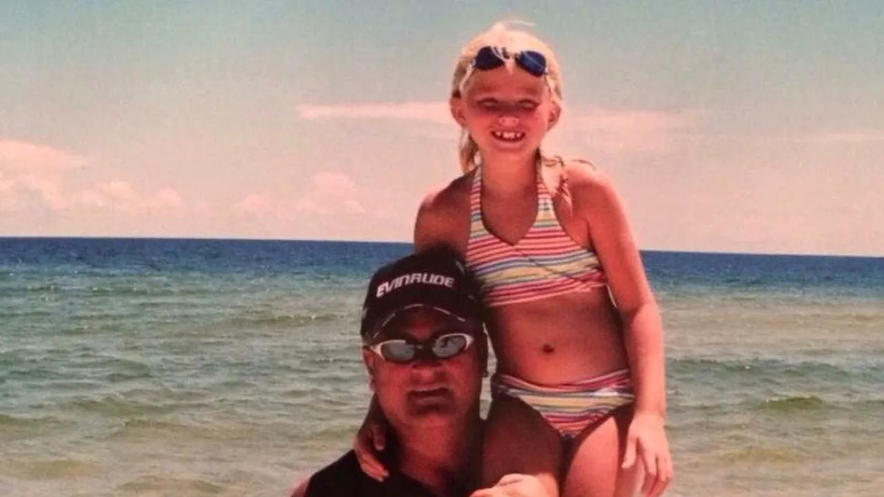 Tatăl ei a murit în urmă cu cinci ani, însă continuă să primească flori de la el de fiecare zi de naștere