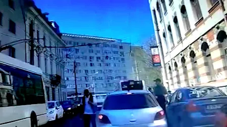VIDEO cu trei hoți care au urmărit un bătrân după ce a scos bani de la bancă, i-au furat 2.000 de lei și au fugit din țară. Ce s-a întâmplat când au decis să revină în România