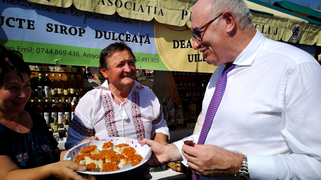Phil Hogan comisar european pentru Agricultură gustă zacuscă la Zilele Recoltei la Cluj Napoca