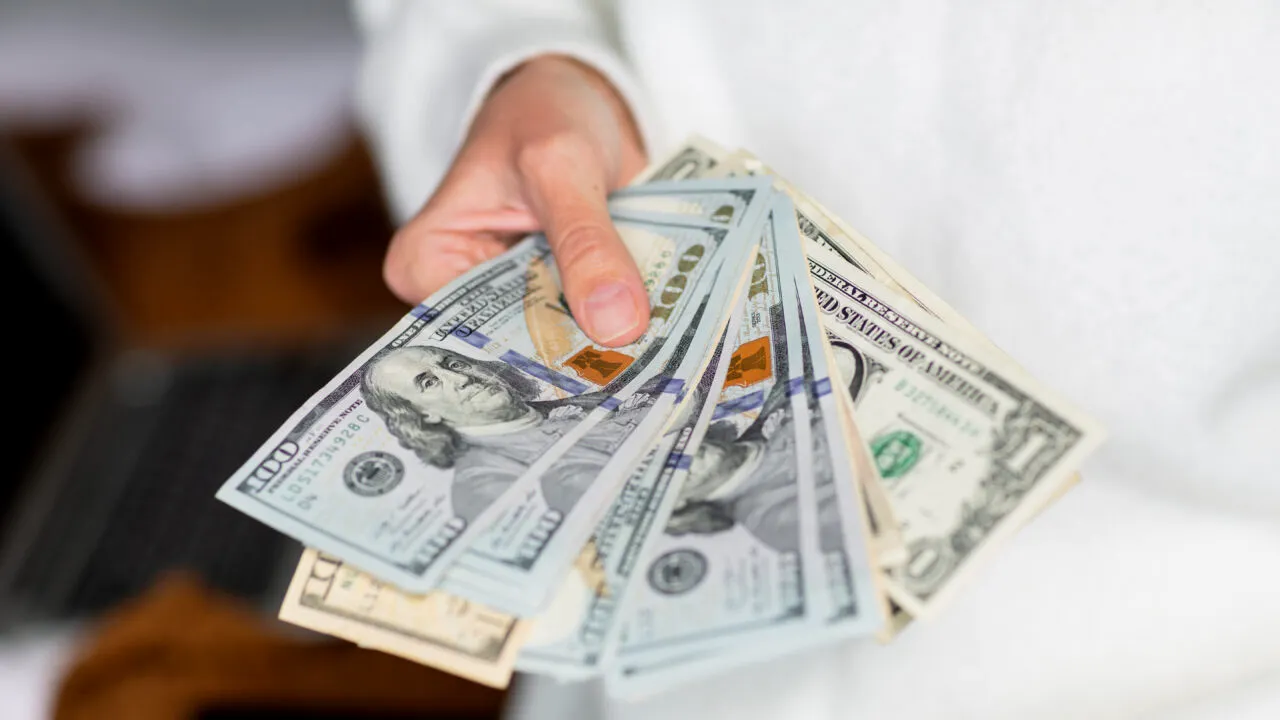 Sfatul unui economist în ce privește CREDITELE bancare: „Banca îți dă umbrela când este soare afară și ți-o ia când începe să plouă”