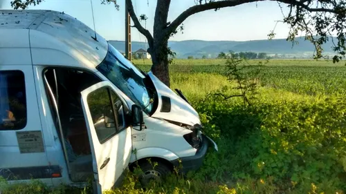 Microbuz cu muncitori care lucrau la autostradă, implicat într-un accident în județul Hunedoara