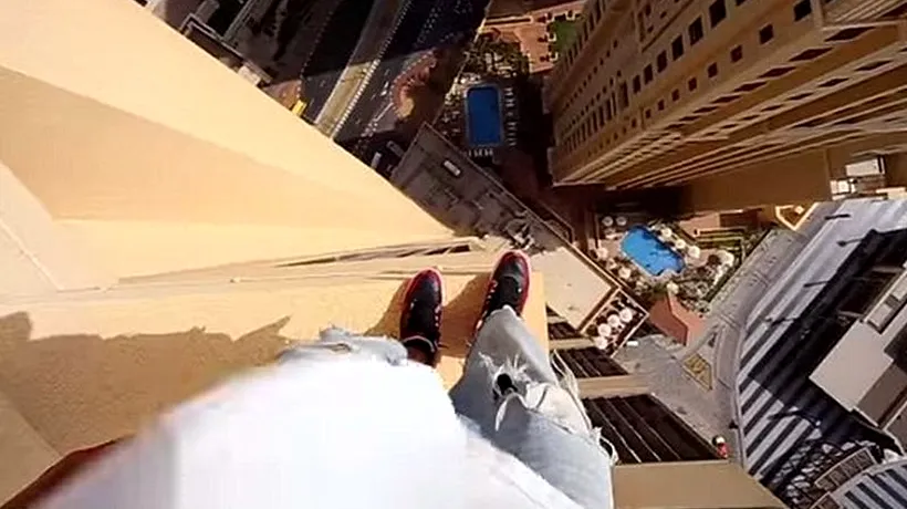 Video extrem. Un tânăr se deplasează pe pilonii situați la etajul 43 al unui hotel din Dubai