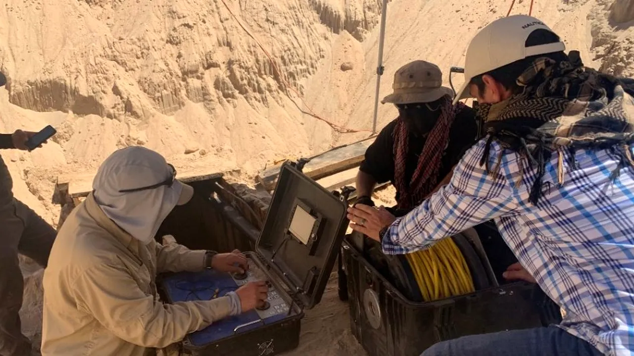 Tunel folosit de imigranţi, descoperit la granița SUA-Mexic. Era săpat cu mâinile goale și avea electricitate, ventilaţie, apă potabilă şi chiar o șină de tren (FOTO)