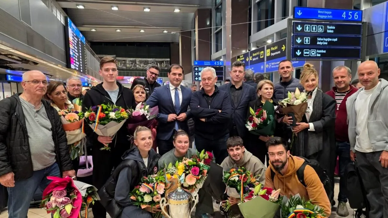 Tricolorii au venit acasă, după PERFORMANȚA istorică. Imagini de la sosire. „Mai am încă trei de luat la Europene și devin cea mai medaliată”