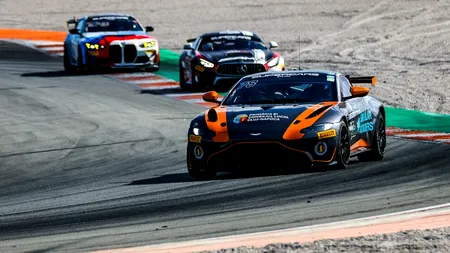 El e românul care face FURORI în Supercars. La 17 ani pilotează un Aston Martin