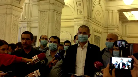 PROTEST în Parlament. Deputații USR, cu MĂȘTI pe față, în semn de nemulțumire față de GAZAREA protestatarilor
