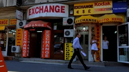 Cursul a coborât ușor sub 4,4 lei/euro în debutul sesiunii, după care a revenit peste acest nivel