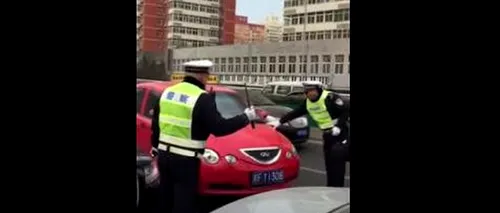 Imagini incredibile pe o stradă din Beijing. Cum a reacționat un șofer când polițiștii l-au oprit să-i ceară actele