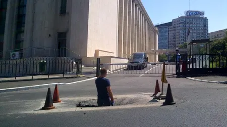 GROAPĂ de jumătate de metru, pe o stradă de lângă Guvern, la numai câteva zile de la asfaltare. FOTO