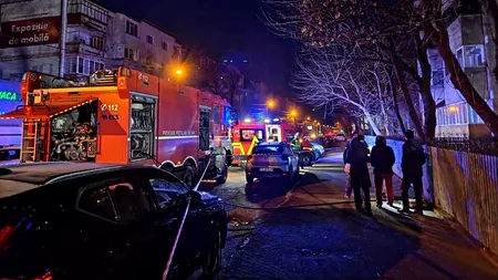 Incendiu cu mare degajare de fum într-un bloc din Alexandria, în noaptea de Revelion. Cinci oameni au fost coborâți cu autoscara de la etajul IV