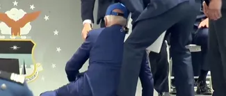 VIDEO | Un nou moment dificil pentru Joe Biden. Președintele american s-a împiedicat și a căzut în timp ce se afla pe o scenă