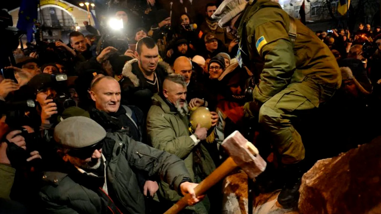 Statuia lui Lenin dărâmată la Kiev se vinde la kilogram pe site-urile ucrainene 