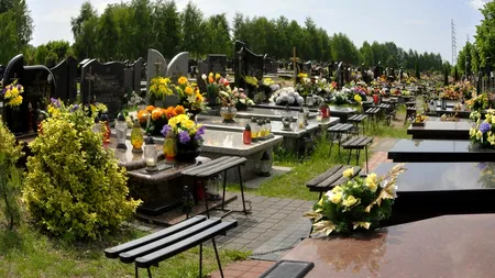 Mai multe parohii din România le cer credincioșilor să vină cu flori naturale în cimitire. Care este motivul invocat de reprezentanții bisericii ortodoxe