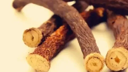 Președintele Turkmenistanului susține că a găsit leacul împotriva COVID-19. “Lichidul de lemn dulce are un efect neutralizant!”