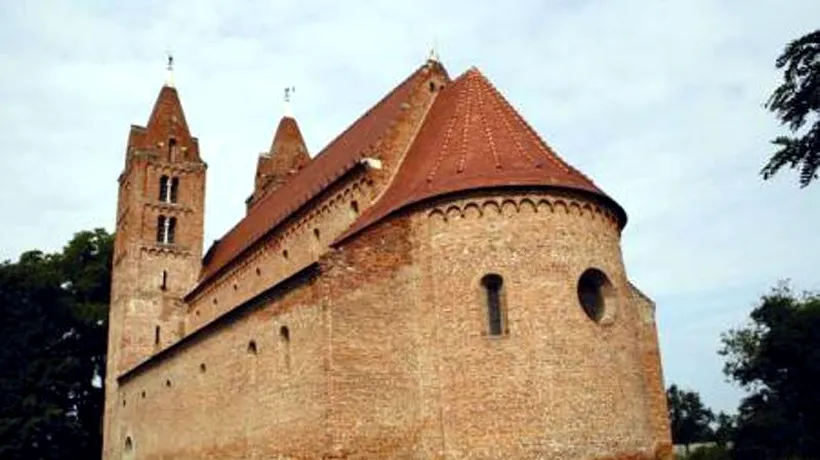Povestea bisericii din Acâș, Satu Mare, care a supraviețuit de-a lungul secolelor cu semiluna pe turn