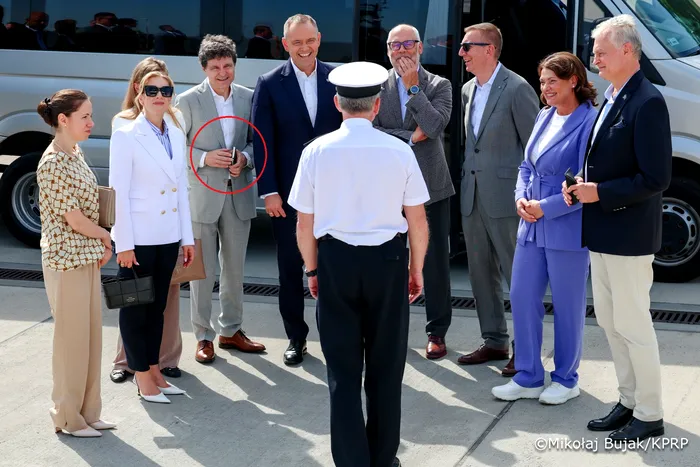 Nicușor Dan nu s-a dezlipit de celebrul carnețel nici la reuniunea informală cu președintele Poloniei, la care a participat și Mirabela Grădinaru. În imaginile publicate de Administrația Prezidențială carnețelul a fost „interzis”
