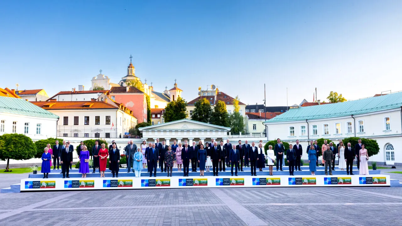 Partea din spatele discuțiilor de la NATO: La dineul informal au fost chicoteli și îmbrățișări, AI i-a îmbrăcat pe lideri în roz