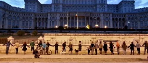 Roșia Montană. Protestatarii au făcut lanț uman în jurul Casei Poporului. Mutați în Piața Universității, au anunțat că nu vor merge la comisia din Parlament. FOTO