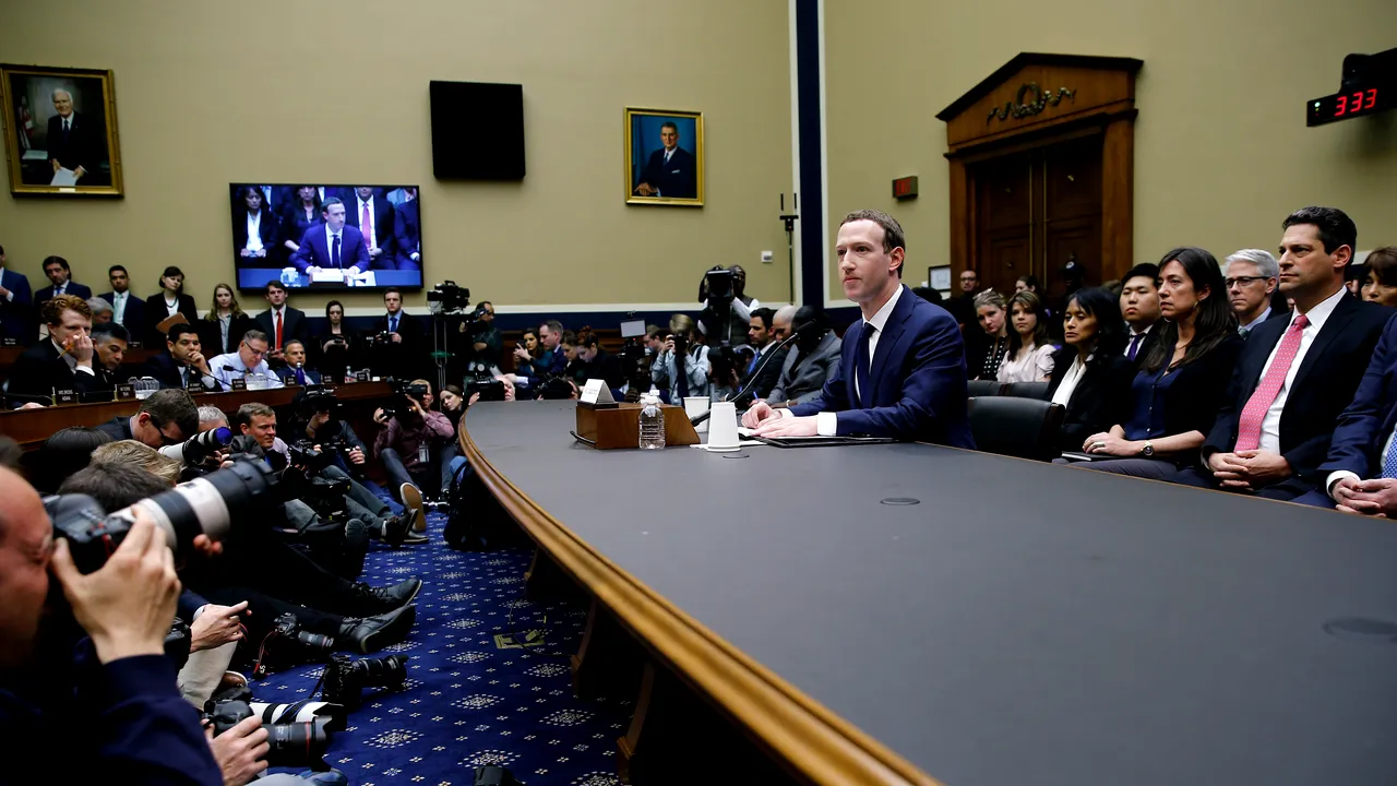 Ciornele lui Zuckerberg, fotografiate „în secret