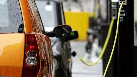 Mașinile electrice încărcate la supermarket. Un lanț de magazine dezvoltă  prima rețea publică de stații de încărcare 