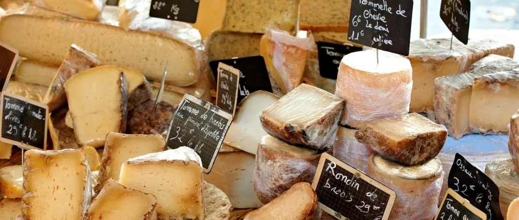 STOCURI DE LUX DISTRUSE. Producători de brânză francezi în criza pierderii a mii de tone de brânză. Proteste organizate în opt state membre ale Uniunii Europene împotriva reglementărilor în ceea ce privește reducerea producției