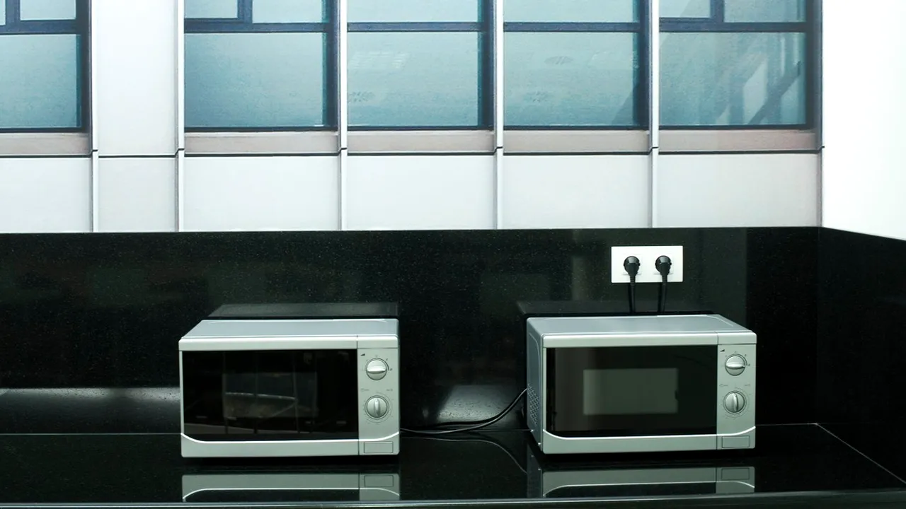 Cuptorul cu microunde are o FUNCȚIE care poate dubla factura la curent. Tu știi care este?